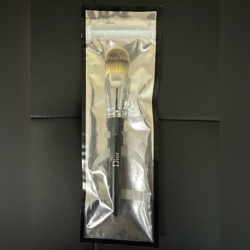 DIOR BACKSTAGE LIGHY COVERAGE FLUID FOUNDATION BRUSH #11 (NEW IN SEALED POUCH) - Picture 2 of 3